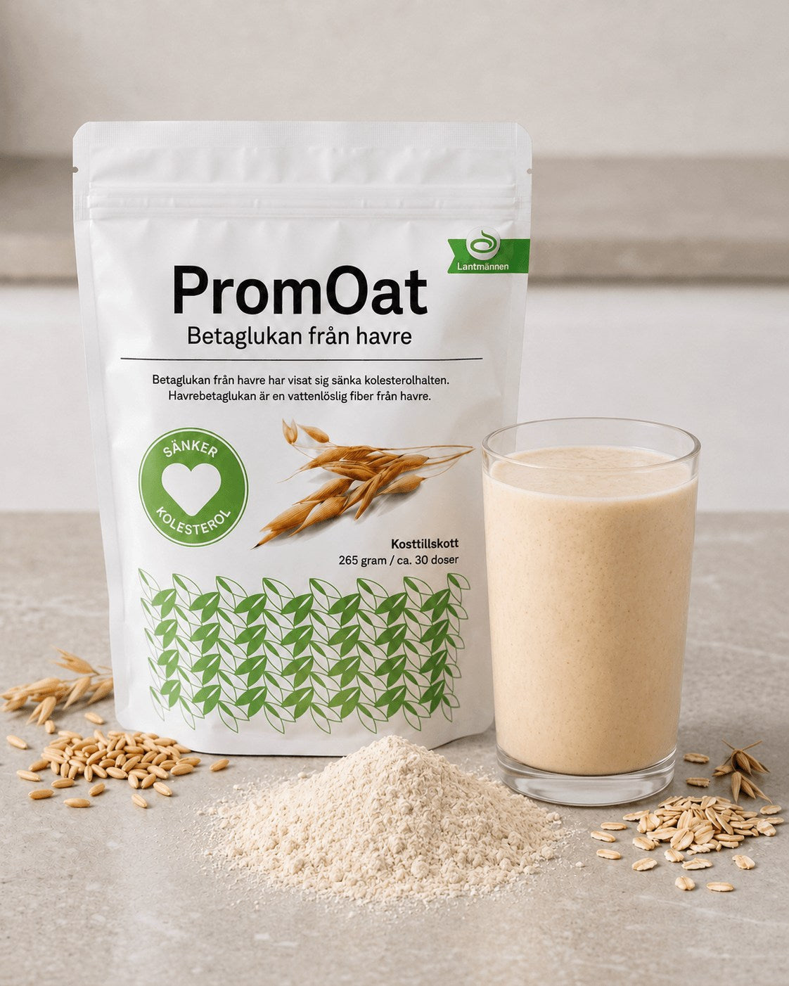 PromOat-påse bredvid ett glas utrört PromOat, havrekli-pulver och havrekärnor